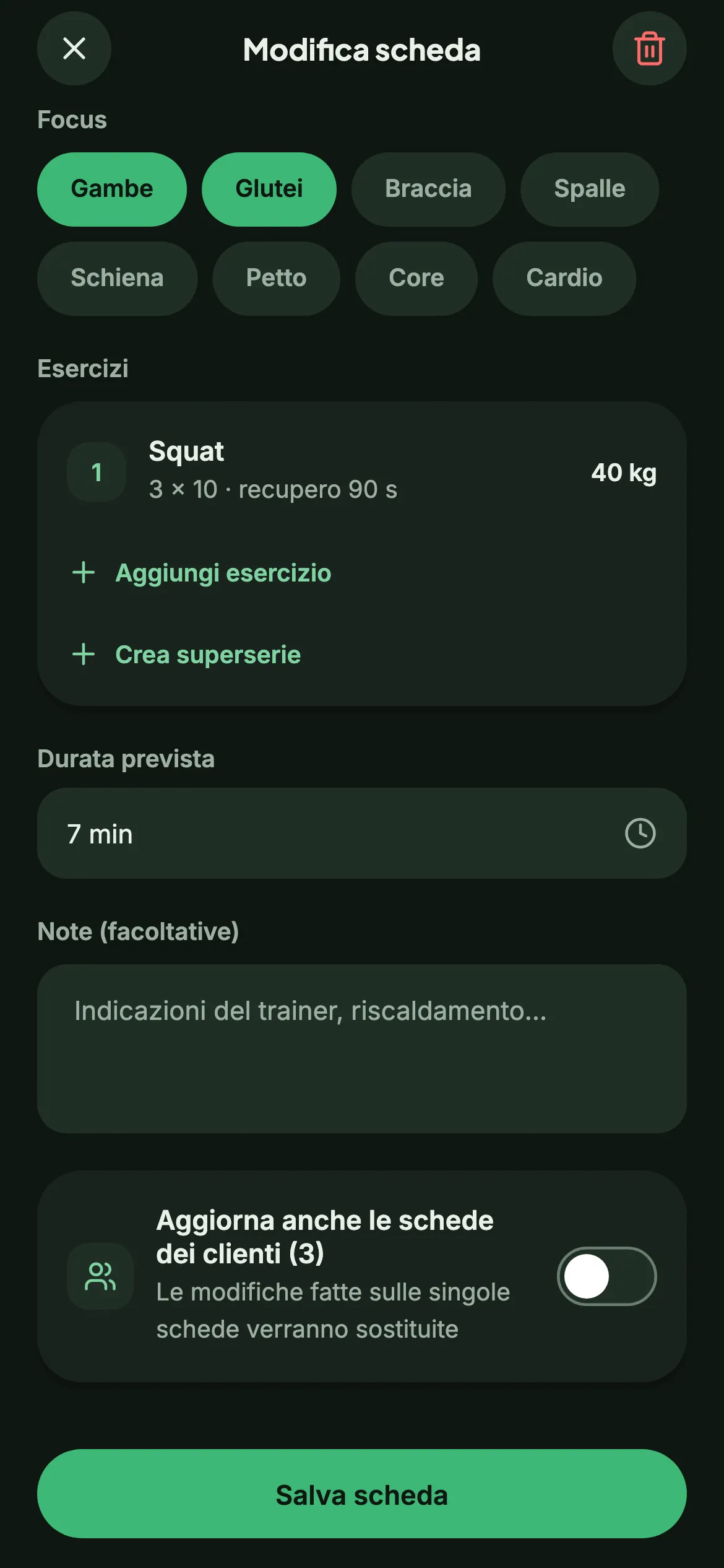 Il personal trainer modifica una scheda